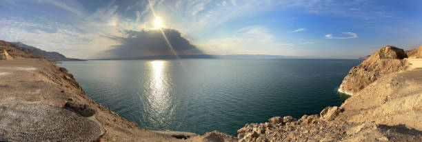 totes meer panorama mit sonnenschliff, jordanien, naher osten. - below sea level stock-fotos und bilder