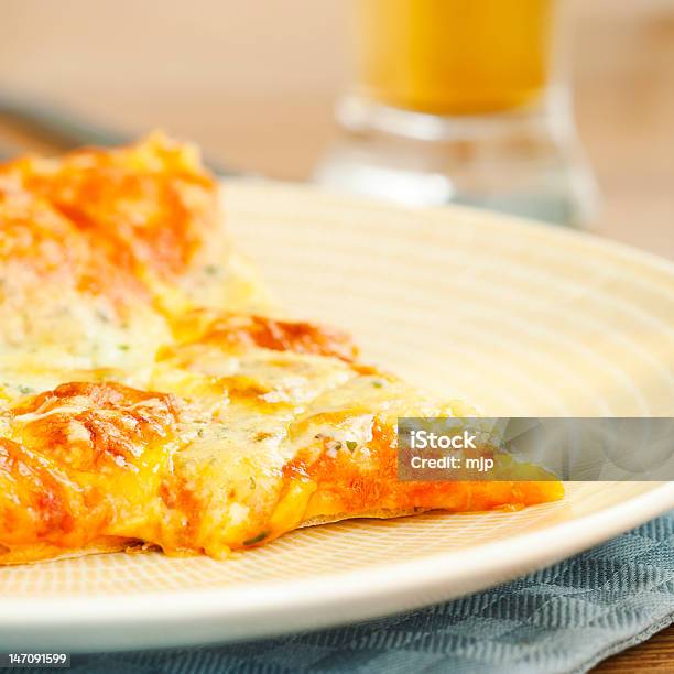 Foto de Pizza E Cerveja e mais fotos de stock de Almoço - Almoço, Assado, Assado - Prato Principal