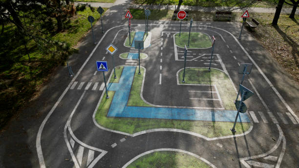 der pädagogische verkehrsspielplatz ist eine reihe von produkten, die für kinder im schulpflichtigen alter bestimmt sind, um die regeln des straßenverkehrs zu erlernen, und für die praktische ausbildung im bereich der fußgängerbewegung zum lernen. - paint roller paint white painting stock-fotos und bilder