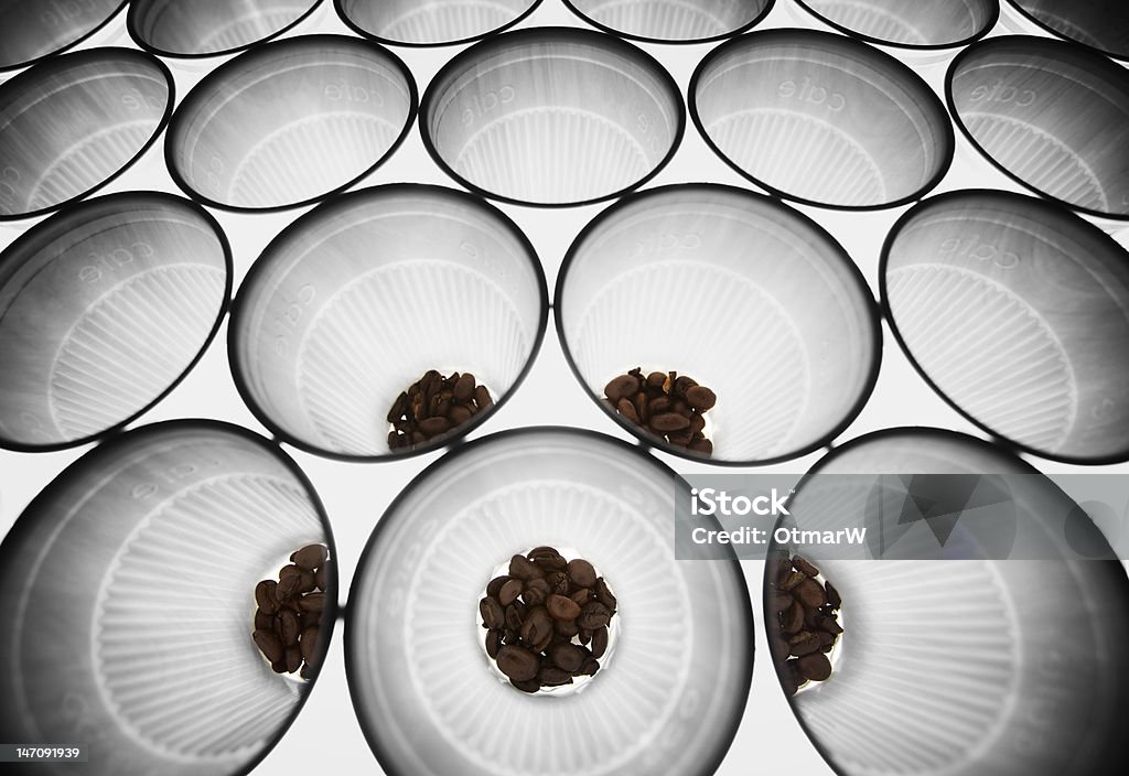 Coffee beans в остроугольной пластмассовой чашечками и видом на - Стоковые фото Без людей роялти-фри