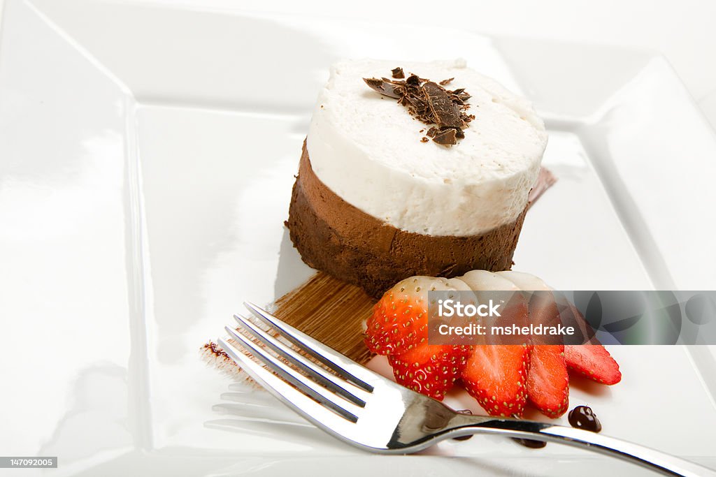 Trois couches Gâteau à la mousse au chocolat - Photo de Aliment en portion libre de droits