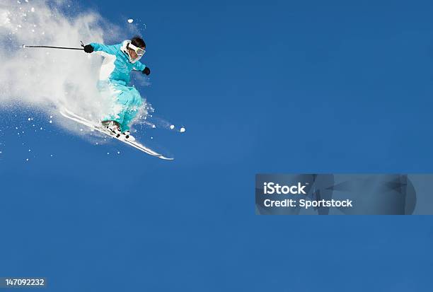 Salto De Esqui Contra Claro Céu Azul - Fotografias de stock e mais imagens de Esqui Fora de Pista - Esqui Fora de Pista, Esqui - Esqui e snowboard, Esqui - Equipamento Desportivo