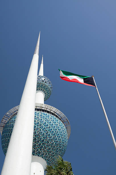 drapeau et tours de koweït - kuwait city photos et images de collection