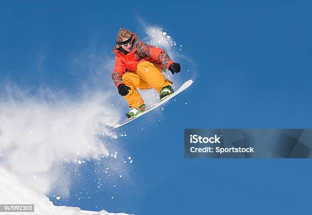 Ekstremalne Snowboard Przejść Przed Jasne Błękitne Niebo - zdjęcia stockowe i więcej obrazów Skakać