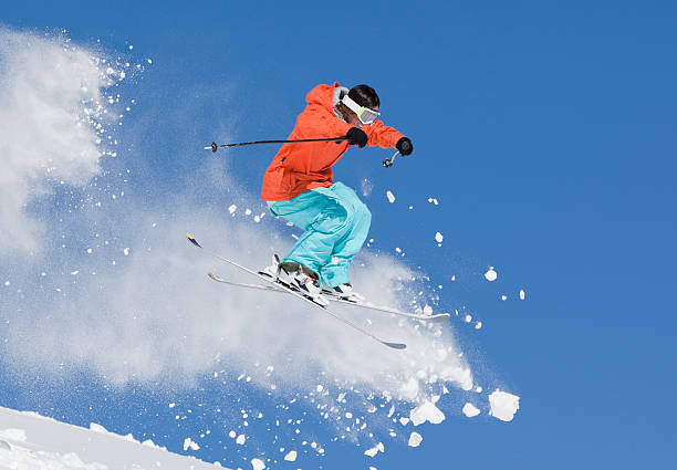若い男性コロラドのスキージャンプ - powder snow skiing agility jumping ストックフォトと画像