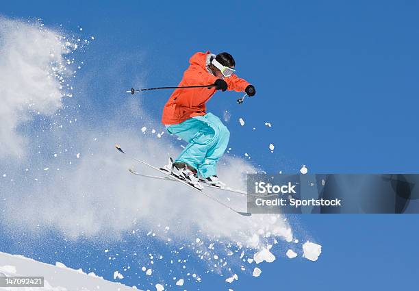 Молодой Человек Прыжки На Лыжах С Трамплина В Колорадо — стоковые фотографии и другие картинки 30-34 года