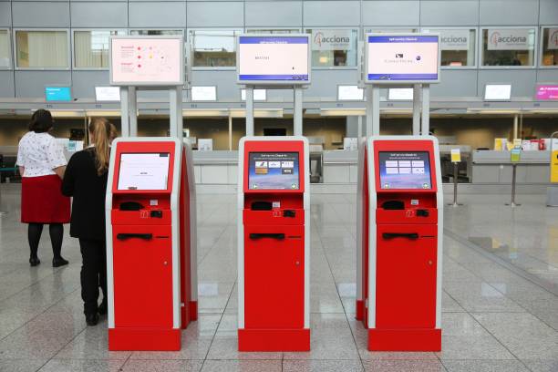 check-in automático no aeroporto de frankfurt - self service check in passenger people frankfurt - fotografias e filmes do acervo