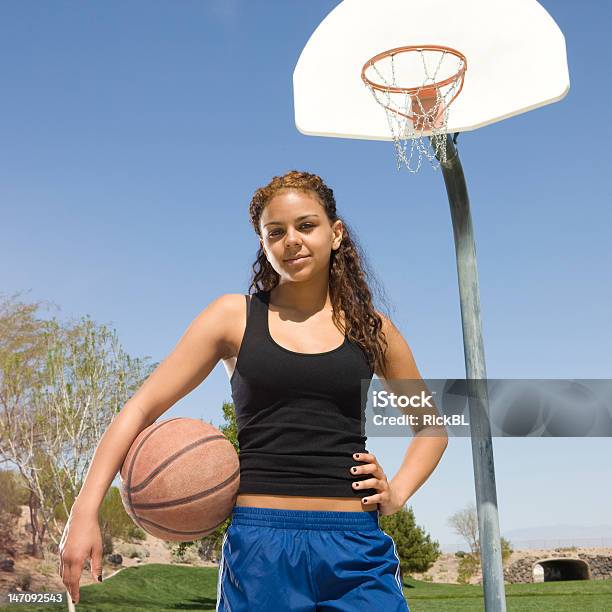 Photo libre de droit de Teen Fille Avec Terrain De Basket banque d'images et plus d'images libres de droit de Jeunes filles - Jeunes filles, Basket-ball, Ballon de basket