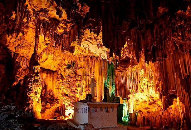 Cтоковое фото Серьезные под огромным stalactites в Melidoni Пещера