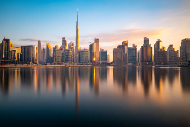 langzeitbelichtung der business bay dubai city skyline in der dämmerung, vereinigte arabische emirate - burj khalifa stock-fotos und bilder