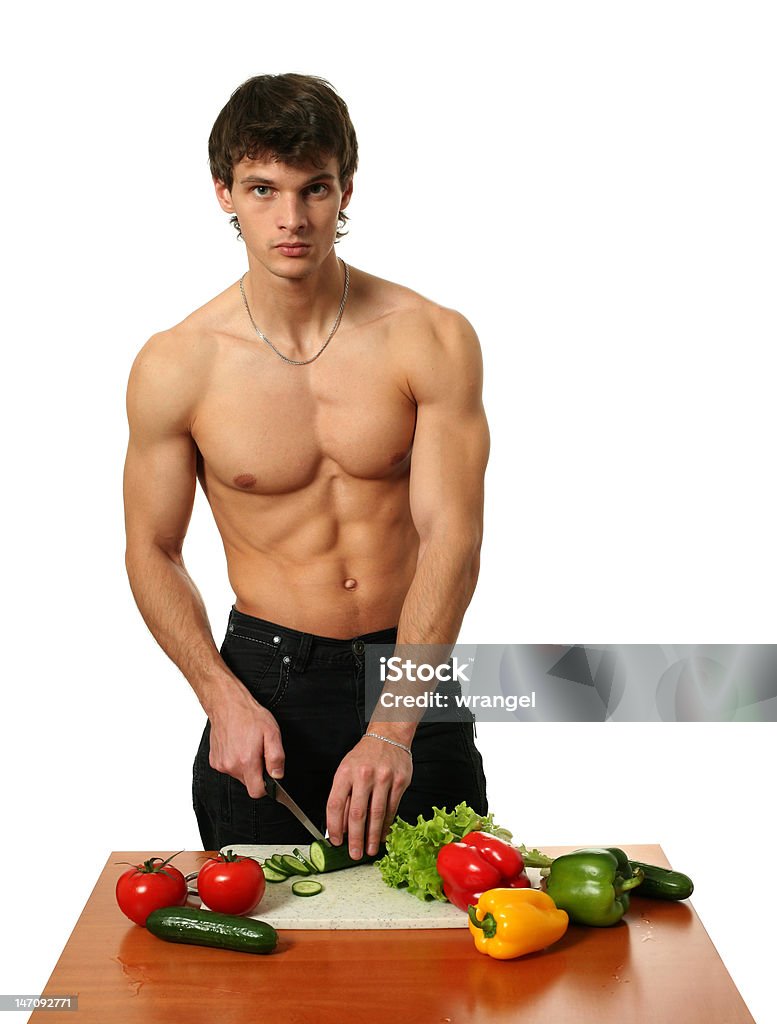 Joven Muscular Man preparar una ensalada - Foto de stock de Adulto libre de derechos