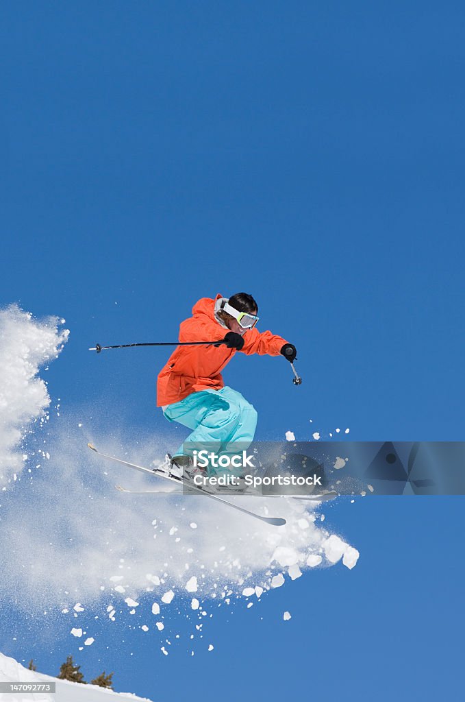 Salto con gli sci nella neve farinosa - Foto stock royalty-free di A mezz'aria