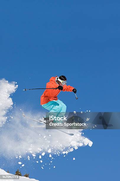 Salto Con Gli Sci Nella Neve Farinosa - Fotografie stock e altre immagini di A mezz'aria - A mezz'aria, Abbigliamento da sci, Abilità