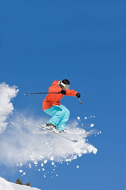 salto de esqui de neve recente - powder snow skiing agility jumping imagens e fotografias de stock