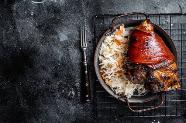 tradycyjna kuchnia niemiecka golonka pieczona schweinshaxe z kiszoną kapustą. czarne tło. widok z góry. przestrzeń kopiowania - ham baked roast pork holiday zdjęcia i obrazy z banku zdjęć