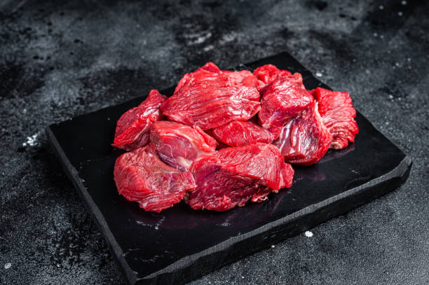 carne fresca de ternera cruda cortada en cubitos para cocinar kebab shish. fondo negro. vista superior - veal meat raw steak fotografías e imágenes de stock