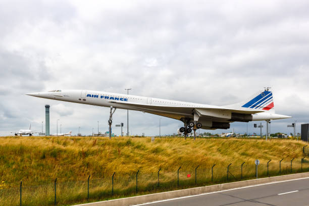avion air france concorde à l’aéroport de paris charles de gaulle en france - avion supersonique photos et images de collection