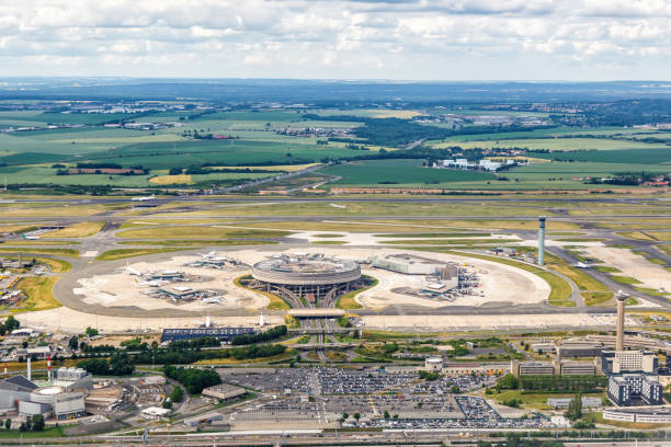 vista aérea de la terminal 1 del aeropuerto charles de gaulle cdg de parís en francia - charles de gaulle fotografías e imágenes de stock