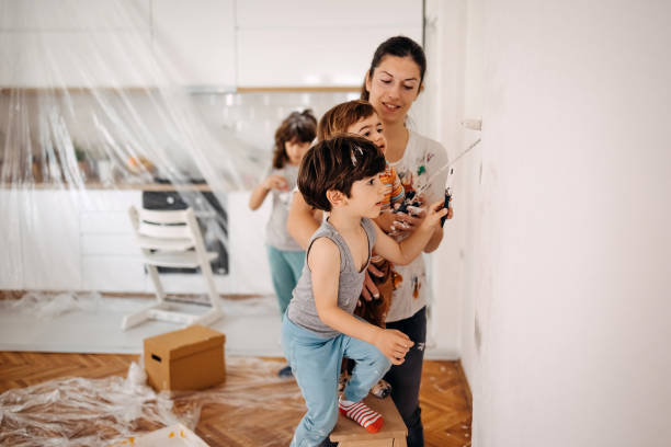 istock Family whitewashes their apartment 1470934008