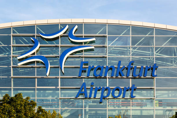 독일 프랑크푸르트 공항 터미널 2의 프랑크푸르트 공항 로고 프라포트 - frankfurt international airport 뉴스 사진 이미지