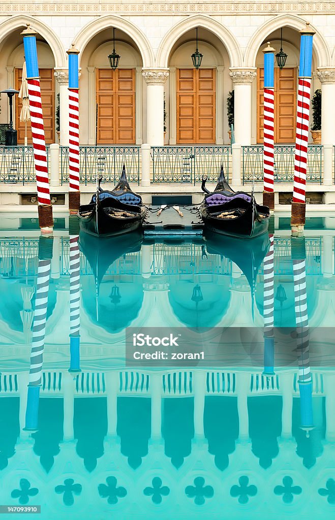 Schönes Bild des venezianischen Gondeln und blaues Wasser - Lizenzfrei Alt Stock-Foto