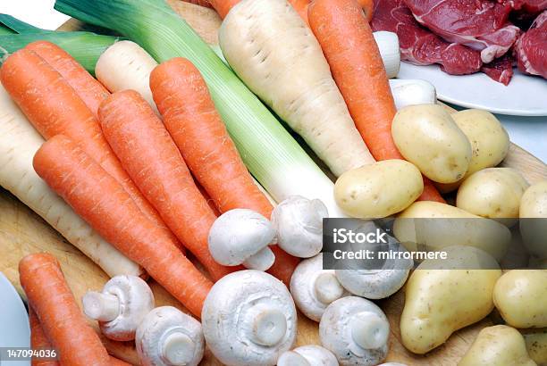 Plano Aproximado De Ensopado De Carne Componentes - Fotografias de stock e mais imagens de Alho Francês - Alho Francês, Alimentação Saudável, Batata Crua