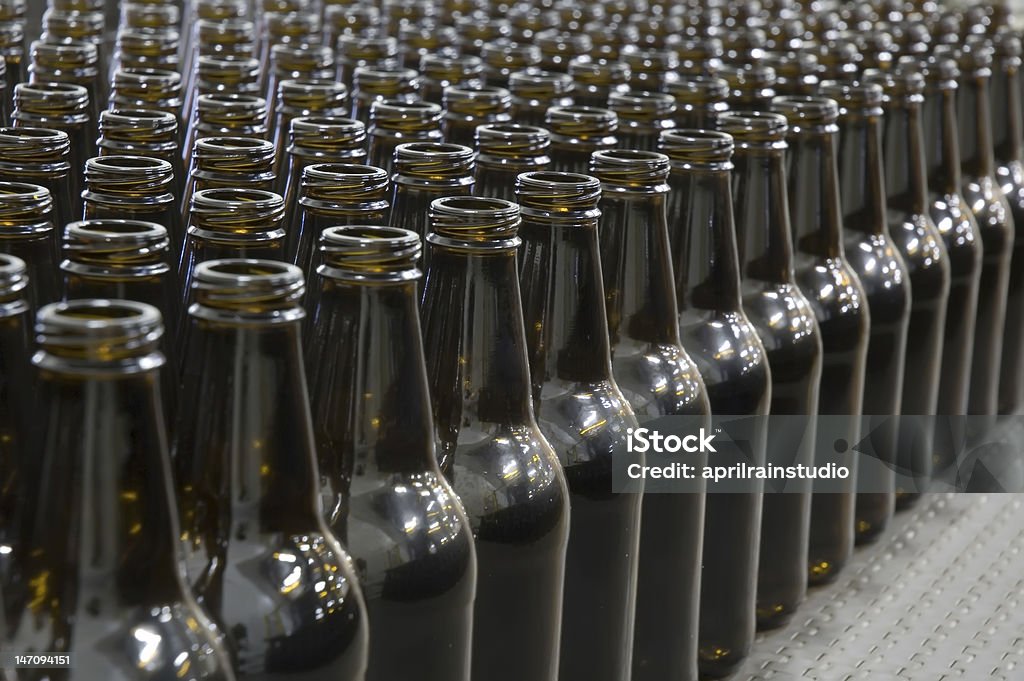 Butelki puste bez etykiet piwa - Zbiór zdjęć royalty-free (Alkohol - napój)