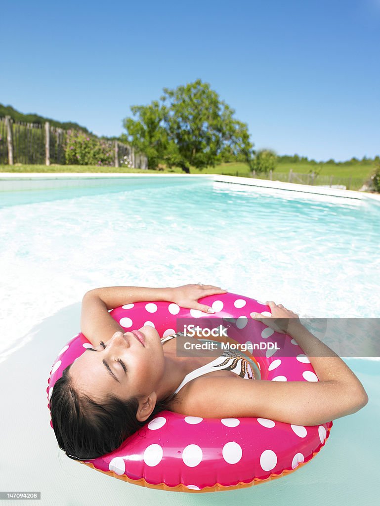 Женщина, Плавающая в бассейне с закрытыми глазами - Стоковые фото Бассейн роялти-фри