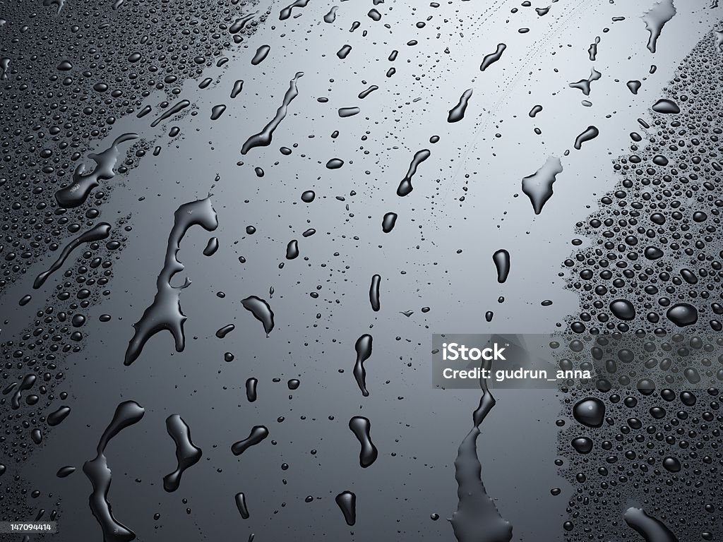 Gocce d'acqua su sfondo grigio scuro lucido - Foto stock royalty-free di Acqua