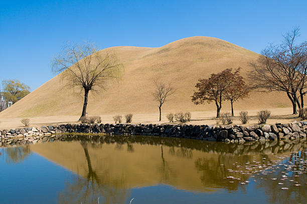 sich koreanische begräbnis mounds - hünengrab stock-fotos und bilder