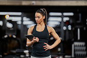 eine-ernsthafte-trainerin-schaut-sich-tablets-und-fitness-apps-in-einem-fitnessstudio-an.jpg?b=1&s=170x170&k=20&c=UkR5xUP2AIoDlptFu-5fyavmsZY33Oyi_XXaa0LxHX8=