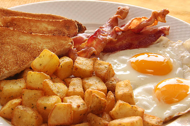 huevos de desayuno - patatas preparadas fotos fotografías e imágenes de stock
