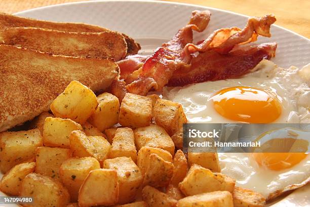 Photo libre de droit de Œufs Pour Le Petit Déjeuner banque d'images et plus d'images libres de droit de Oeuf - Aliment de base - Oeuf - Aliment de base, Petit déjeuner, Bacon