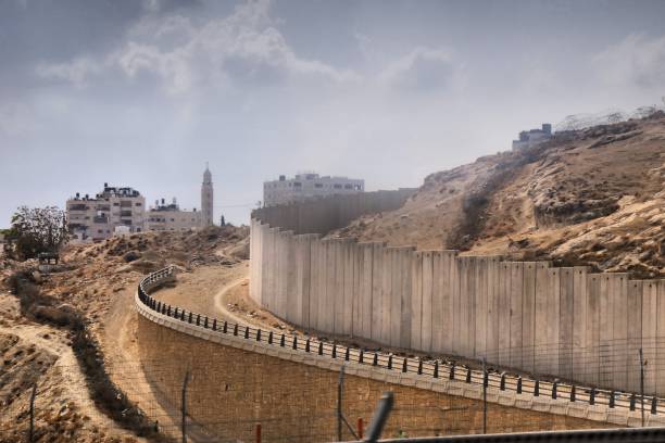 muro da linha verde em israel - muro da cisjordânia fotos - fotografias e filmes do acervo