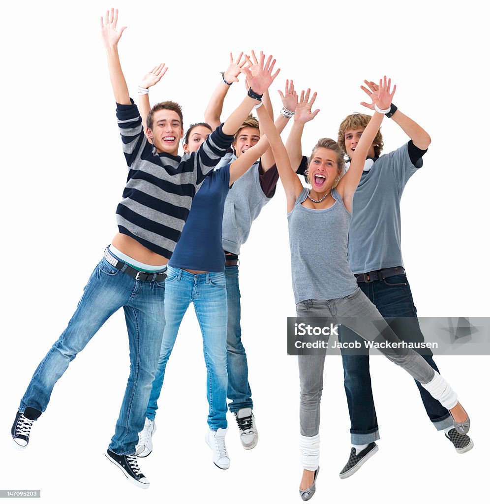 Amici saltando felice giovane con le mani sollevate - Foto stock royalty-free di Foto di squadra