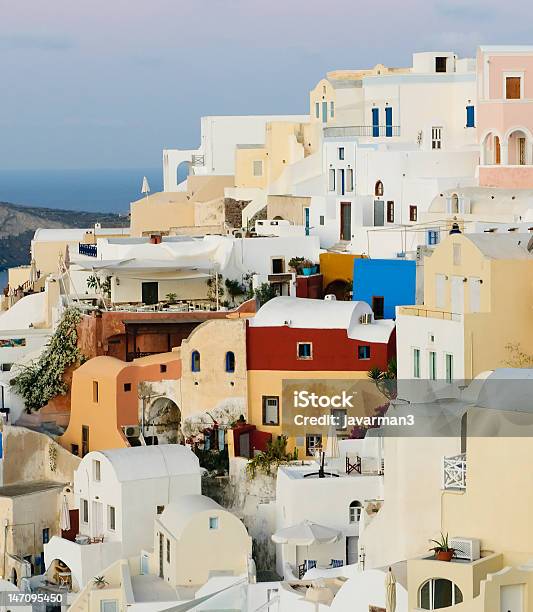 Oia Village A Isola Di Santorini Grecia - Fotografie stock e altre immagini di Alba - Crepuscolo - Alba - Crepuscolo, Architettura, Astratto