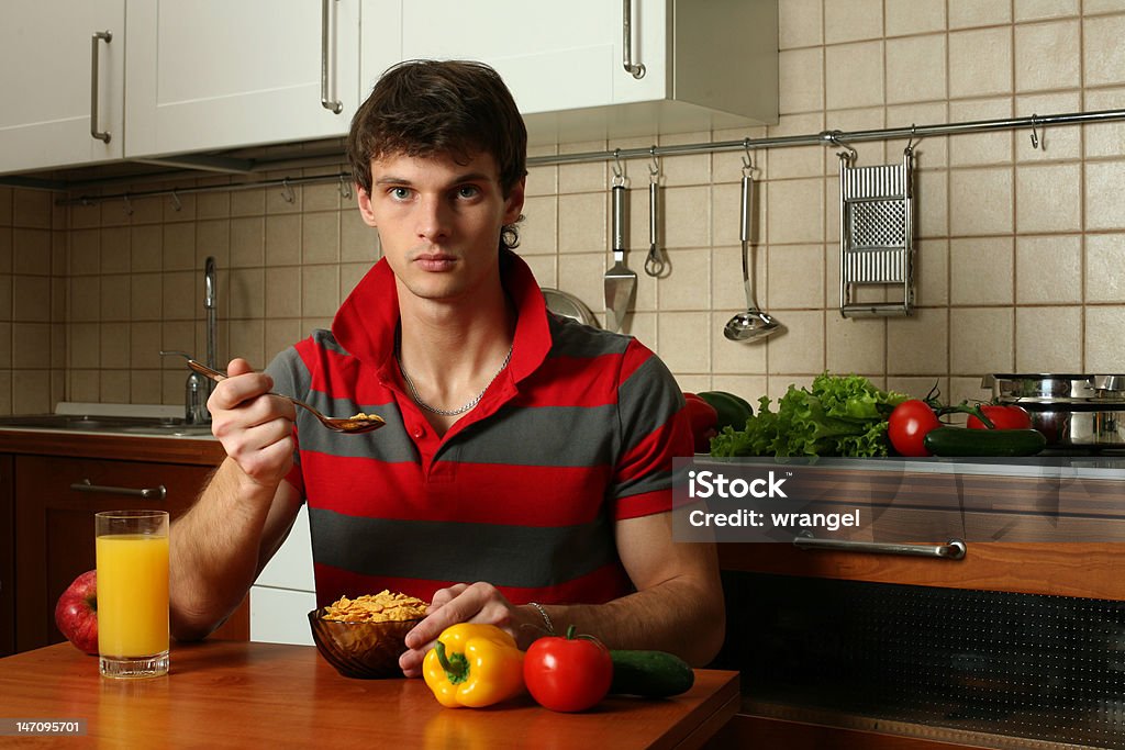 Sexy jeune homme manger le petit déjeuner - Photo de Adulte libre de droits