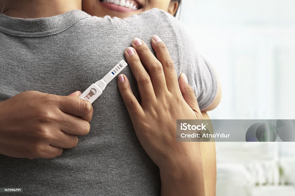 Alegre con embarazo positiva - Foto de stock de Prueba de embarazo libre de derechos