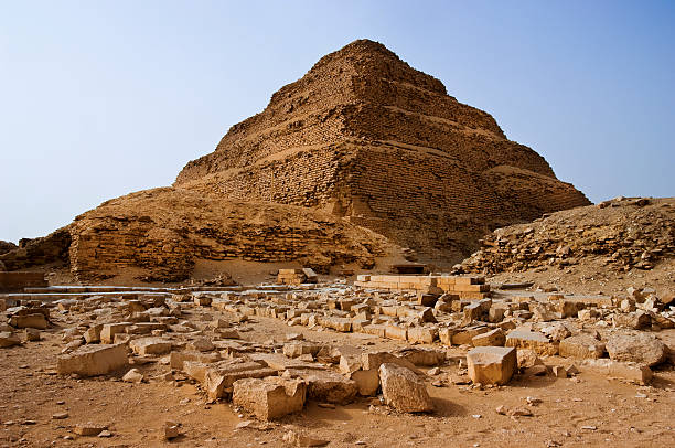 шаг пирамида на саккара - saqqara стоковые фото и изображения