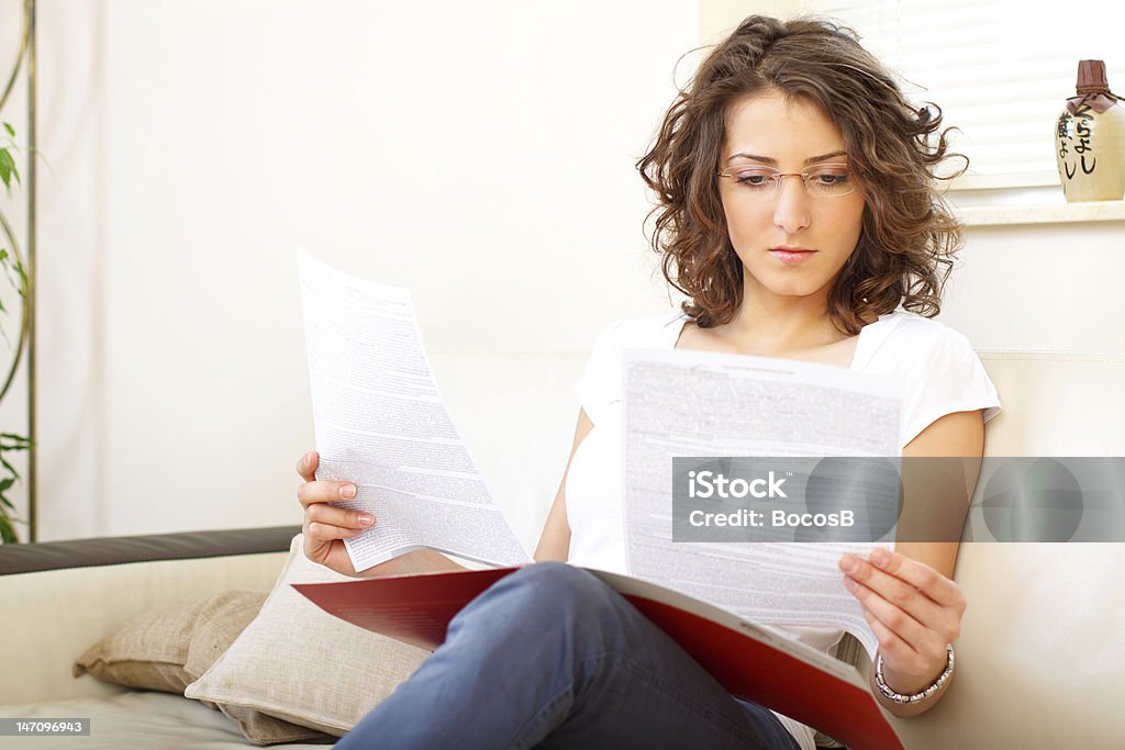 Biznes kobieta czytanie raportów - Zbiór zdjęć royalty-free (Akta)