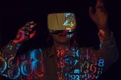 frau-in-virtueller-metaversum-welt.jpg?b=1&s=170x170&k=20&c=nJlEaUNhjtT1AqVzdi7UWQcJkV1lilmsOFtABWA00N4=