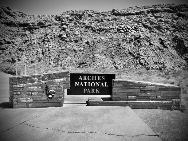 panneau du parc national des arches (noir et blanc). - usa arches national park balanced rock colorado plateau photos et images de collection