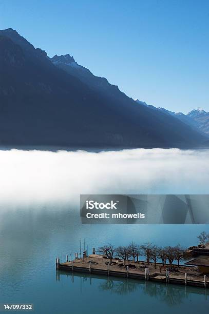 Névoa No Lago - Fotografias de stock e mais imagens de Brienz - Brienz, Inverno, Lago Brienz