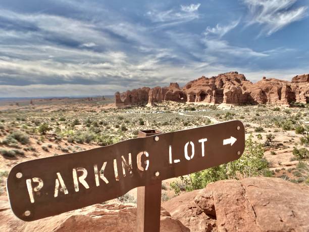 parkplatz auf diese weise - schild am arches national park in der nähe des teufelsgartens. - usa arches national park balanced rock colorado plateau stock-fotos und bilder