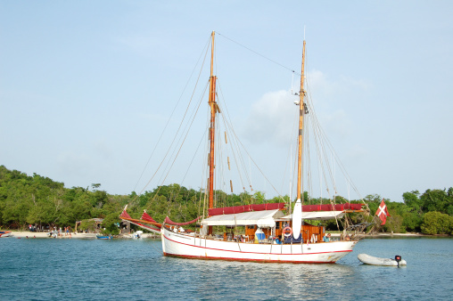Sailboat with dingy in the Caraibes / Voilier dans les CaraAbes.