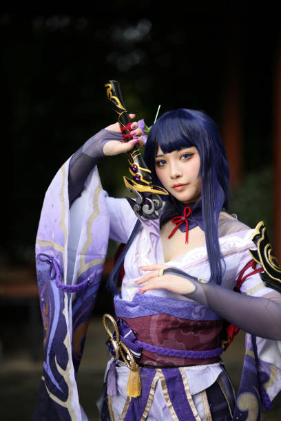 retrato de una hermosa joven juego cosplay con traje de samurái en un jardín japonés - cosplay de anime fotografías e imágenes de stock