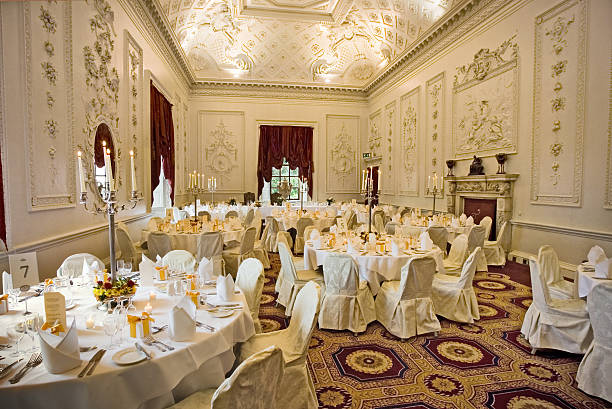 キャンドルが灯り、エレガントな結婚披露宴のグランドホールの城 - wedding reception ストックフォトと画像