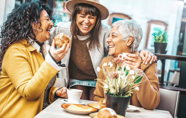 tre donne anziane che si godono la colazione bevendo caffè alla caffetteria del bar - concetto di stile di vita con la femmina matura che si diverte a uscire sulla strada della città - 60s senior adult breakfast cheerful foto e immagini stock