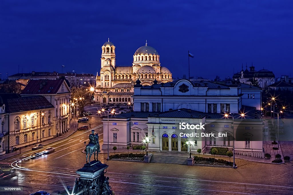 Sofia centro di notte, il Parlamento piedi. - Foto stock royalty-free di Bulgaria