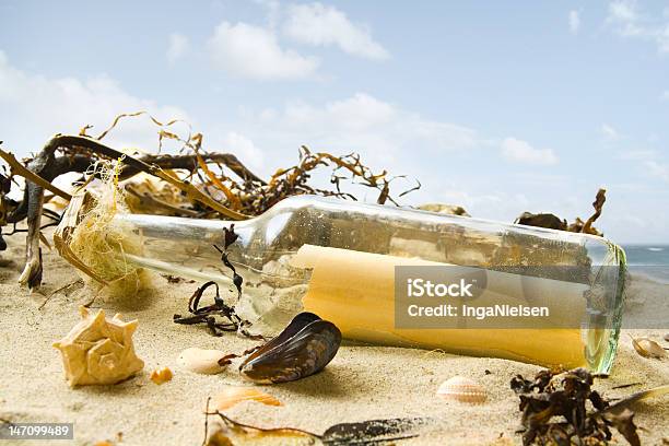 Messaggio In Una Bottiglia - Fotografie stock e altre immagini di Acqua - Acqua, Alga marina, Ambientazione esterna